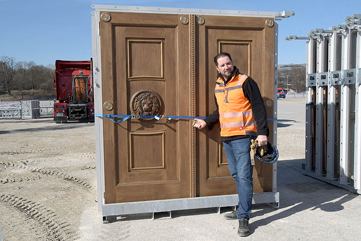 Türen in Holzoptik hat das nagelneue MEGAZELT, mit dem Circus Krone auf die Sommertournee geht (©Foto: Ingrid Grossmann) 